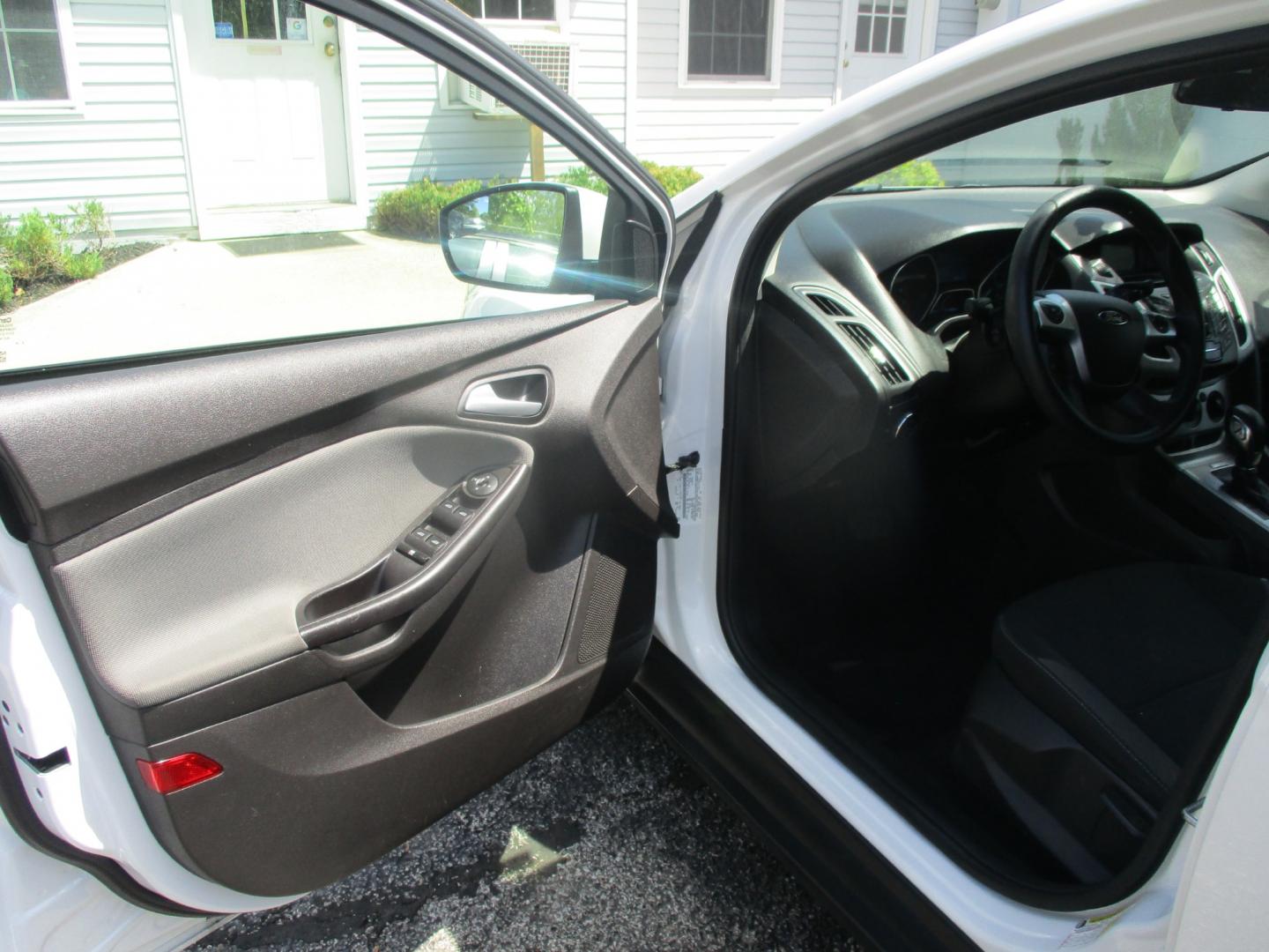 2014 WHITE Ford Focus SE Sedan (1FADP3F28EL) with an 2.0L L4 DOHC 16V engine, located at 540a Delsea Drive, Sewell, NJ, 08080, (856) 589-6888, 39.752560, -75.111206 - Photo#13